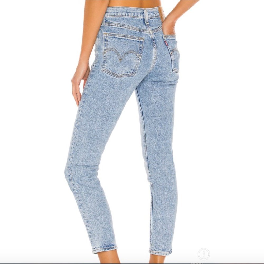 Levi Wedgie jean Size 27